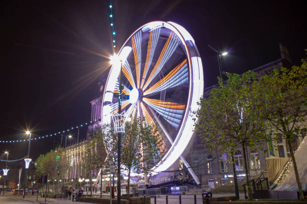 foto a lunga esposizione della ruota panoramica di natale di leeds che si trova fuori dal municipio di leeds e dalla biblioteca di leeds - leeds england leeds town hall town uk foto e immagini stock