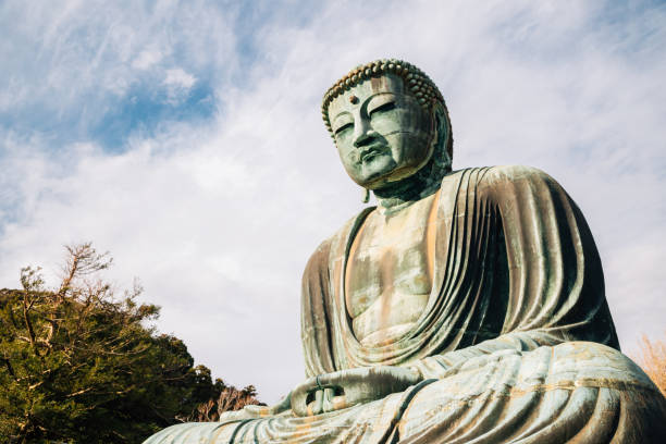 la estatua del gran buda de bronce en el kotoku-in templo en kamakura, japón - hase temple fotografías e imágenes de stock