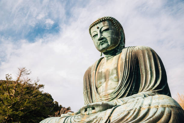 la statua in bronzo del grande buddha nel tempio kotoku-in a kamakura, giappone - hase temple foto e immagini stock