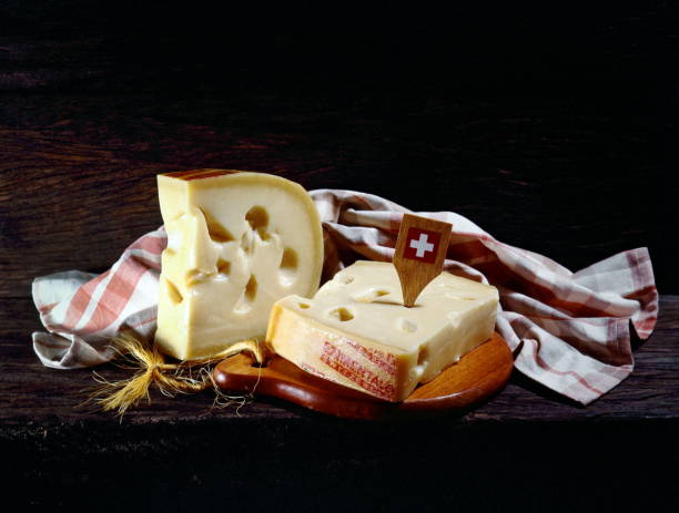 queijo suiço emental 1 - cheese emmental cheese swiss culture cutting board stock-fotos und bilder