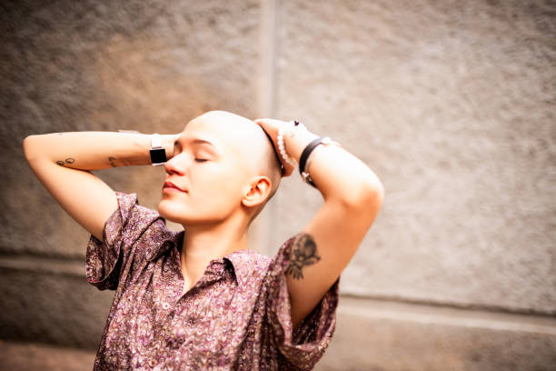 androgyne frau. - shaved head stock-fotos und bilder