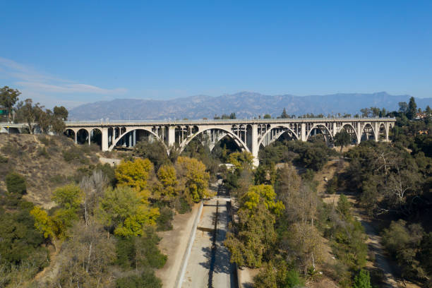 vue aérienne du pont de colorado et 134 freeway à pasadena en californie - pasadena california california street light bridge photos et images de collection