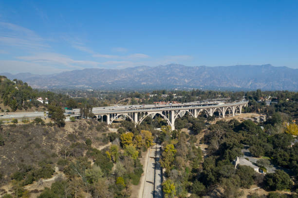 vue aérienne du pont de colorado et 134 freeway à pasadena en californie - pasadena california california street light bridge photos et images de collection