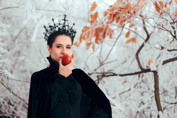 evil queen con mela avvelenata nel paese delle meraviglie invernale - princess diet foto e immagini stock