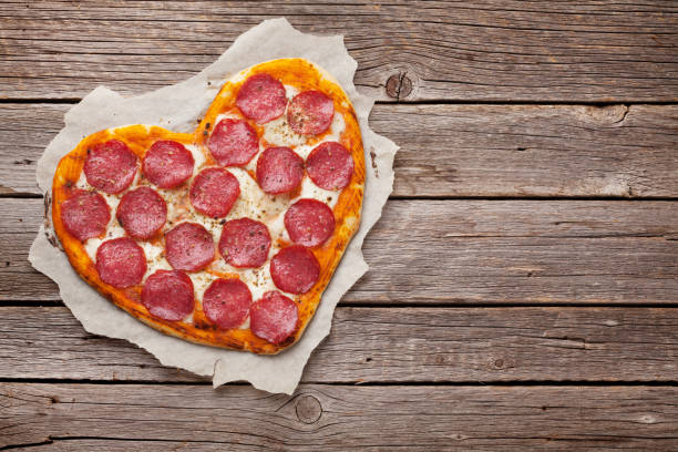 pizza en forma de corazón - sausage shaped fotografías e imágenes de stock