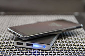 handy-und-drahtlosen-qi-powerbank.jpg?b=