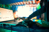 abspielen-des-titels-in-der-diskothek-auf-einer-party-dj.jpg?b=1&s=170x170&k=20&c=bWb3CeTL5si9ufbsVa9ZfGAYQt19kDLPwM31Lt8PPrs=
