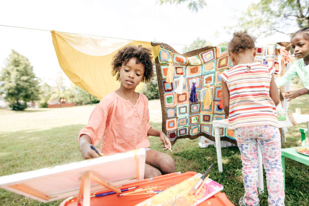 istock Outdoor art lesson for kids 1077534842