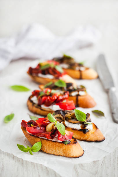 sonnen sie getrocknete tomaten, frischkäse und gebratenen pilzen bruschetta - bruschetta stock-fotos und bilder