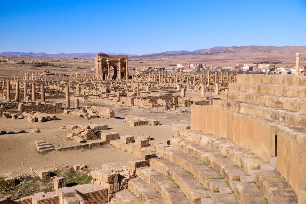 памятники тимгада algeria - timgad стоковые фото и изображения