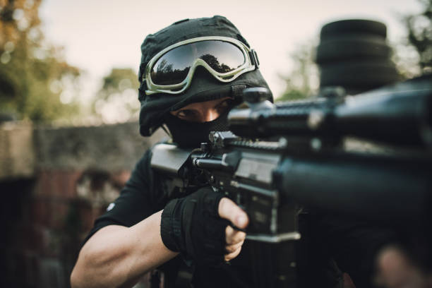 istock Police man with machine gun 1077586752