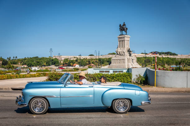 voiture classique bleue dans les rues de la havane - cuba car chevrolet havana photos et images de collection