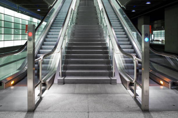 marches, escalier mécanique - station de métro - railroad station escalator staircase steps photos et images de collection
