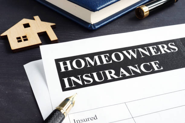 Homeowners insurance policy and model of home. Homeowners insurance policy and model of the house. Commercial building insurance. Homeowners' Insurance stock pictures, royalty-free photos & images