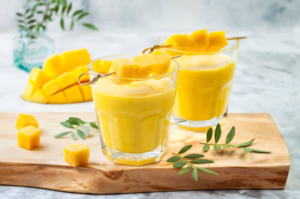 mango lassi, jogurt lub koktajl z kurkumą. zdrowy probiotyczny indyjski zimny letni napój - cardamom indian culture food spice zdjęcia i obrazy z banku zdjęć