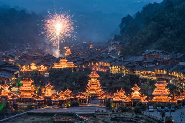 chinesisches neujahrsfest in einem ländlichen dorf - chinesisches neujahr fotos stock-fotos und bilder