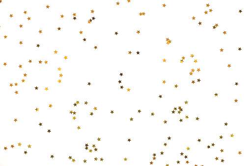 Hay un montón de estrellas doradas sobre fondo blanco. photo