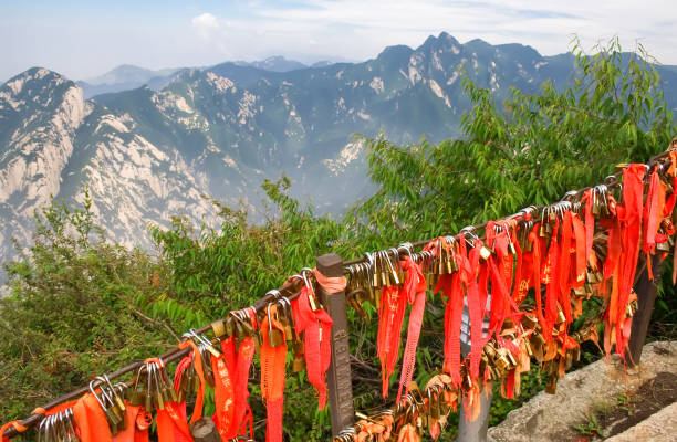 cadeados de ouro e fitas vermelhas na montanha sagrada de huashan. gold lock passar huashan na província de shaanxi, china. - huangshan mountains - fotografias e filmes do acervo