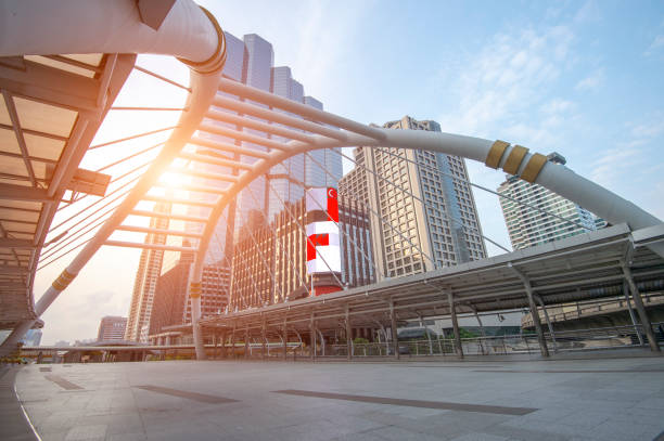 bangkok, tailandia-enero 1,2018: puente en la estación de tren bkk en línea de silom, edificios rascacielos en la ciudad de bangkok chong nonsi skywalk. - 12018 fotografías e imágenes de stock