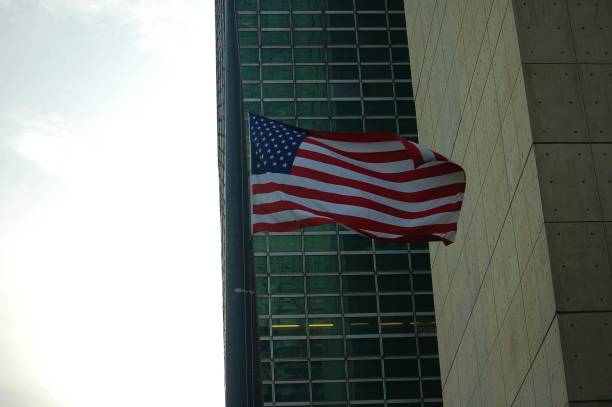 뉴욕, 뉴욕 / 미국-12 월 1 2018: 뉴욕에 있는 유엔에서 대통령 조지 h. w. 부시에 대 한 추모에 절반 돛대에 미국 국기 - george w bush 뉴스 사진 이미지