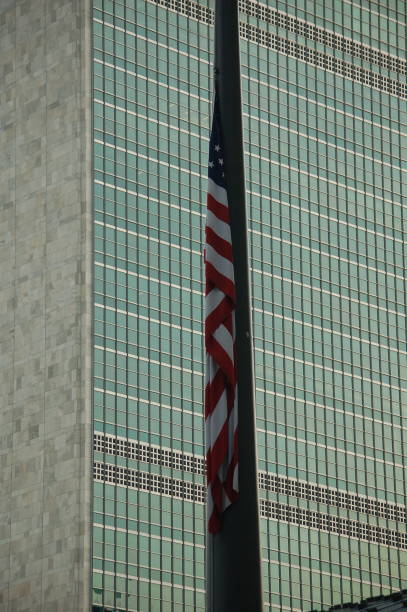 뉴욕, 뉴욕 / 미국-12 월 1 2018: 뉴욕에 있는 유엔에서 대통령 조지 h. w. 부시에 대 한 추모에 절반 �돛대에 미국 국기 - george w bush 뉴스 사진 이미지