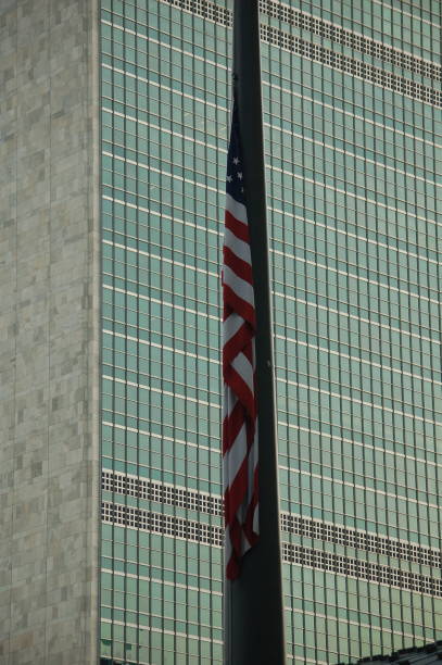 new york, ny / сша- 1 декабря 2018 г.: флаг соединенных штатов на полумачте в память о президенте джордже буше-старшем в организации объединенных нац� - george w bush стоковые фото и изображения