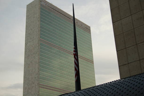 뉴욕, 뉴욕 / 미국-12 월 1 2018: 뉴욕에 있는 유엔에서 대통령 조지 h. w. 부시에 대 한 추모에 절반 돛대에 미국 국기 - george w bush 뉴스 사진 이미지