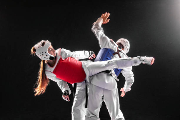 hombre y mujer taekwondo combate - martial arts women tae kwon do black belt fotografías e imágenes de stock