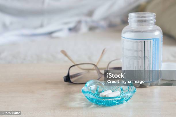 Thuốc Ngủ Thuốc Thôi Miên Thuốc An Thần Melatonin Viên Nang Trong Bát Thủy Tinh Với Kính Và Chai Thuốc Trên Bàn Gần Giường Hình ảnh Sẵn có - Tải xuống Hình ảnh Ngay bây giờ