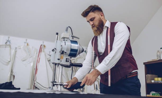 человек, работающий с текстилем - young men printing plant printing press factory стоковые фото и изображения
