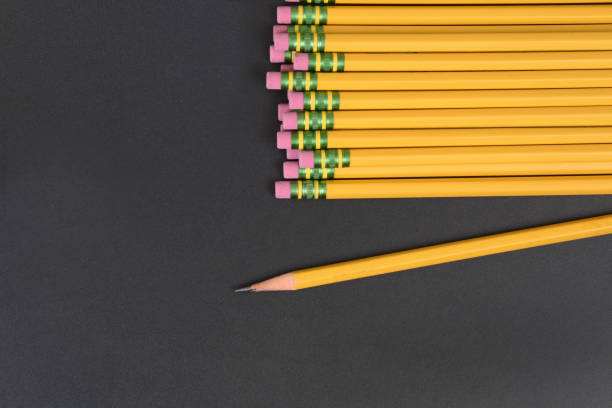 シャープ黒板イエロー ペンシル - pencil office supply yellow sharp ストックフォトと画像