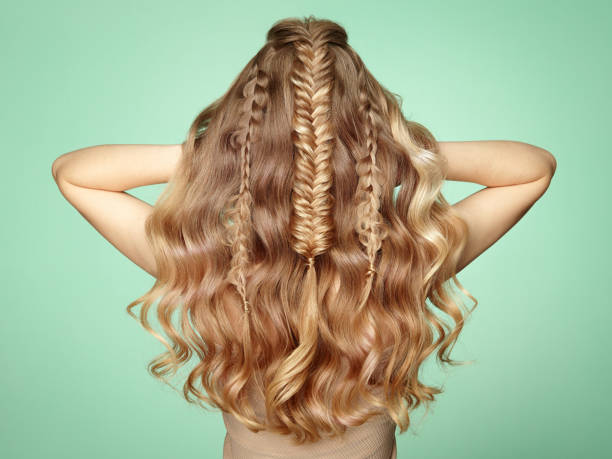 chica rubia con pelo rizado largo y brillante - trenzas fotografías e imágenes de stock