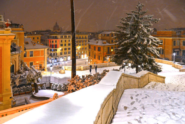 空のスペイン広場と背景、イタリアのトリニタ ・ ディ ・ モンティ教会とローマの手順で夜の降雪。ピアッツァ ・ ディ ・ スパーニャ - piazza di spagna spanish steps church trinita dei monti ストックフォトと画像