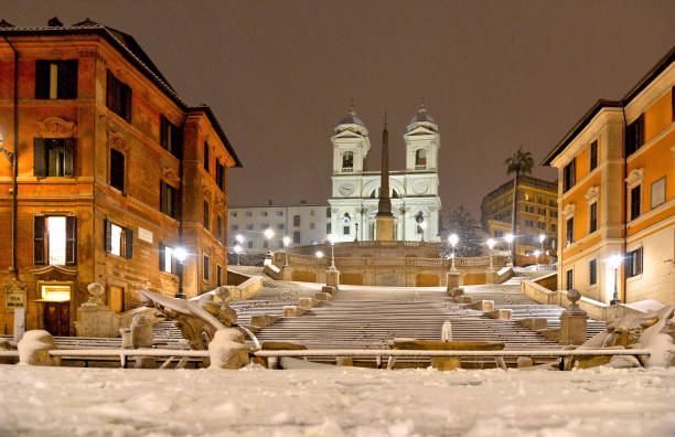 esvazie o quadrado espanhol e etapas sob a neve durante a noite em roma, itália. piazza di spagna - piazza di spagna - fotografias e filmes do acervo