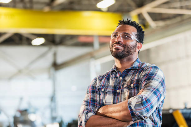 hombre afroamericano en planta de fabricación de metal - manager foreman warehouse arms crossed fotografías e imágenes de stock