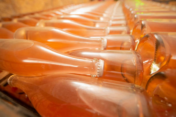 garrafas de cava rosa na adega - produção de vinho tradicional catalã - corking - fotografias e filmes do acervo