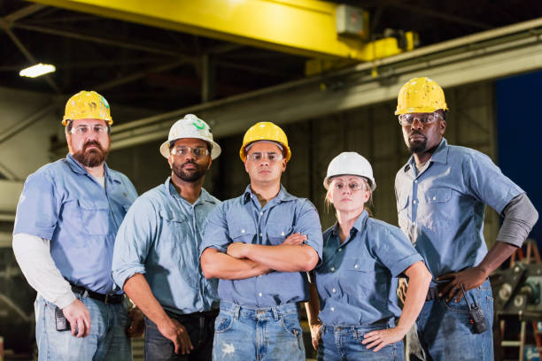 cinco trabajadores con cascos en almacén - manager foreman warehouse arms crossed fotografías e imágenes de stock