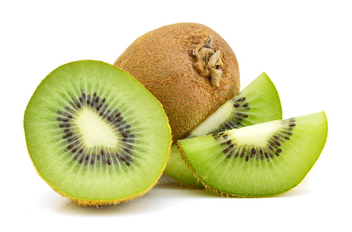 Fruta de kiwi entero y sus segmentos en rodajas aislados en recorte de fondo blanco photo