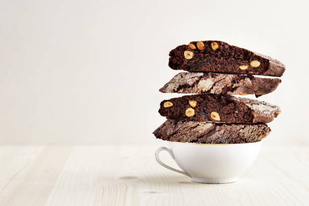 biscotti i kawa, domowe ciasteczka biscotti z ciemnej czekolady z orzechami laskowymi - cantuccini zdjęcia i obrazy z banku zdjęć