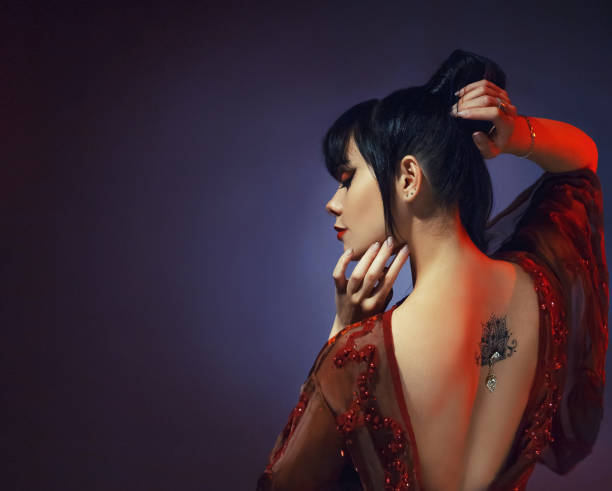 素晴らしい黒髪セクシーな入札優雅なプリンセス日本オープン バックと光赤いドレスで貴重な石と蓮タトゥー少女。青い背景のアート処理写真 - tattoo lotus japanese culture women ストックフォトと画像