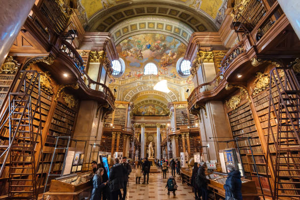 innenraum der österreichischen nationalbibliothek - palace vienna indoors museum stock-fotos und bilder