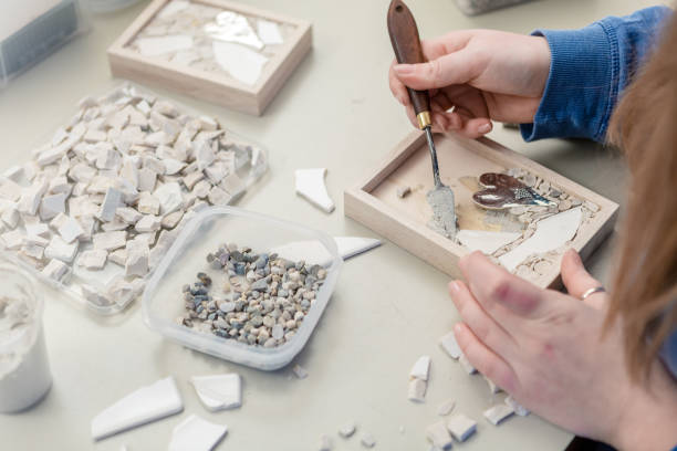 mãos de artista trabalhando em mosaico de pedras - mosaic human hand craft artist - fotografias e filmes do acervo