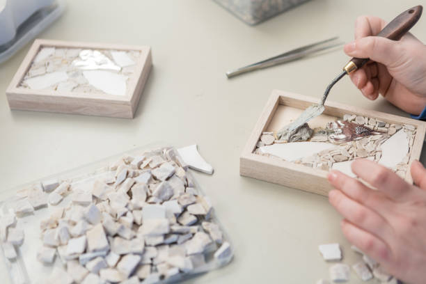 hände-künstler arbeiten an steinen mosaik - mosaic human hand craft artist stock-fotos und bilder