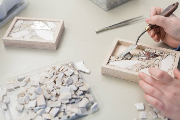 mãos de artista trabalhando em mosaico de pedras - mosaic human hand craft artist - fotografias e filmes do acervo