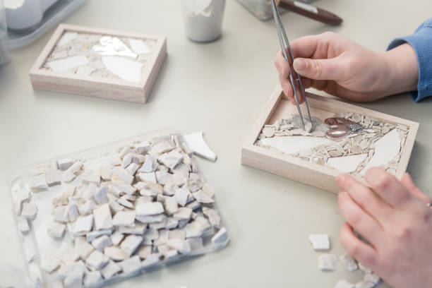 mãos de artista trabalhando em mosaico de pedras - mosaic human hand craft artist - fotografias e filmes do acervo