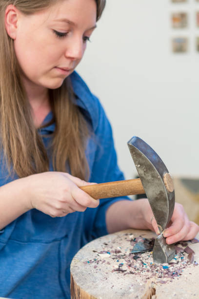 weibliche künstler arbeiten an steinen mosaik - mosaic human hand craft artist stock-fotos und bilder