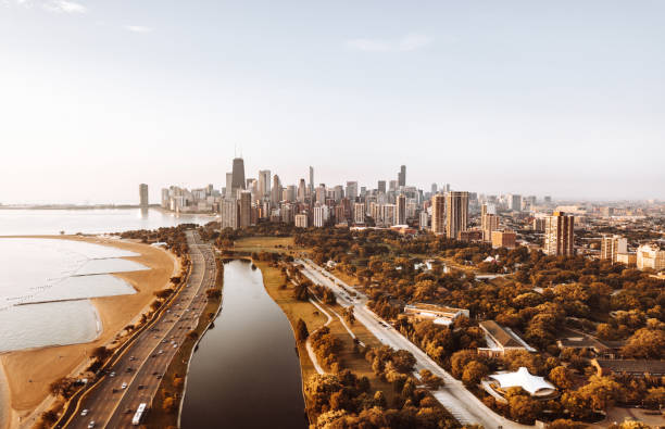 skyline autunnale di chicago - chicago aerial foto e immagini stock