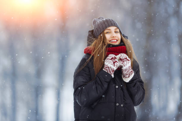 ritratto di giovane donna invernale. beauty joyful model girl ridendo e divertendosi nel parco invernale. bella giovane donna all'aperto, godendo della natura, in inverno - warm clothing foto e immagini stock