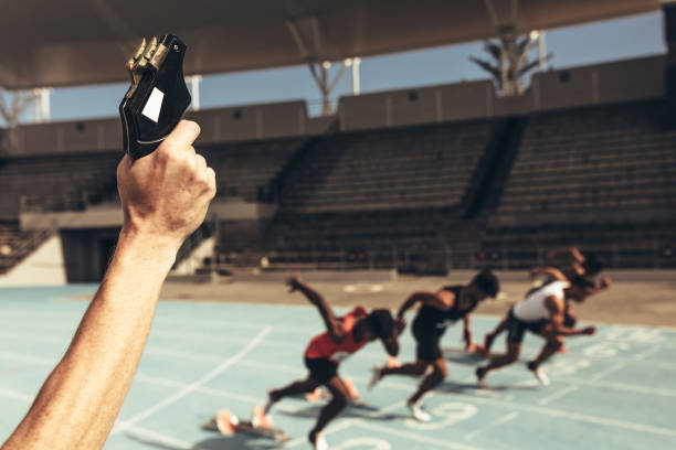 athlètes, une course dans un stade d’athlétisme - starting block dathlétisme photos et images de collection