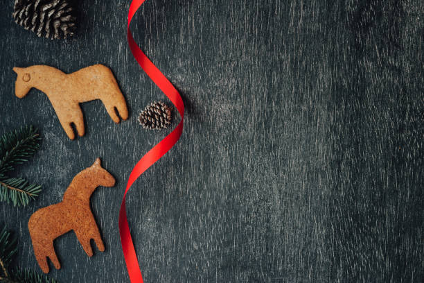 праздничный скандинавский рождественский баннер с печеньем далы лошадей и красной лентой - dala horse стоковые фото и изображения